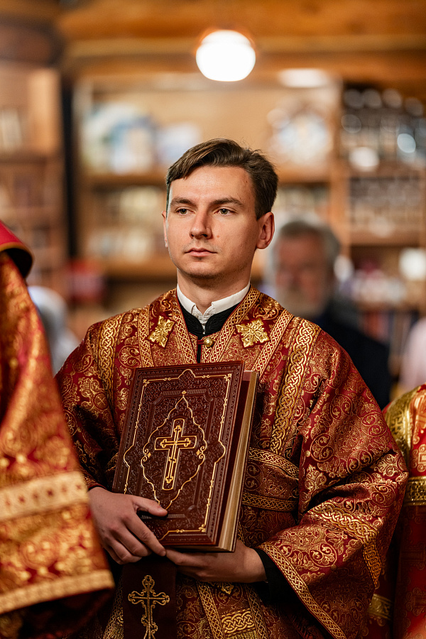 Божественная литургия в храме царственных страстотерпцев деревни Плещеево г.о. Подольск